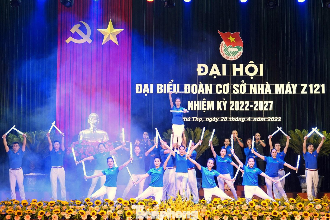 ĐVTN Nhà máy Z121 biểu diễn văn nghệ chào mừng đại hội ĐVTN Nhà máy Z121 biểu diễn văn nghệ chào mừng đại hội