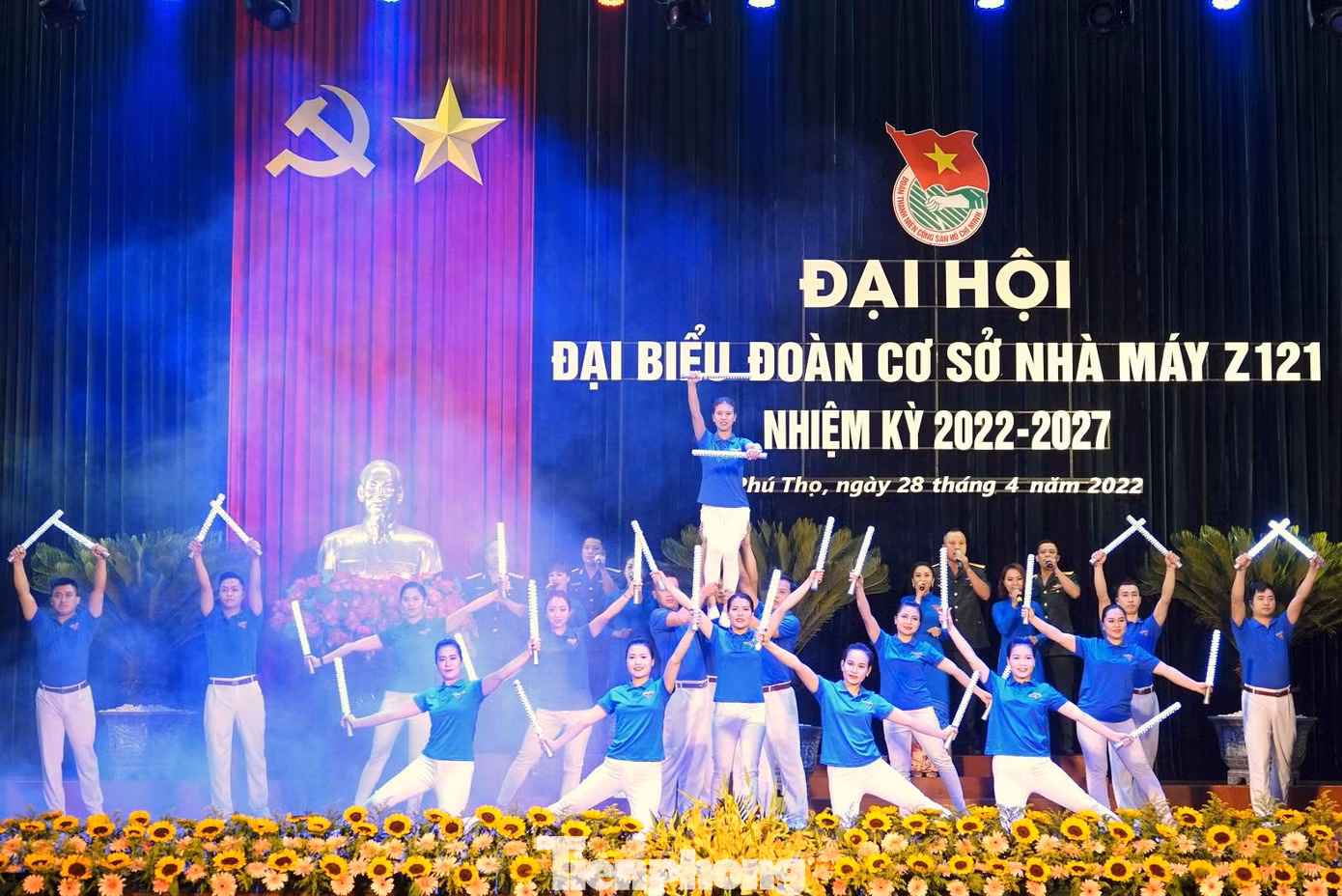ĐVTN Nhà máy Z121 biểu diễn văn nghệ chào mừng đại hội ĐVTN Nhà máy Z121 biểu diễn văn nghệ chào mừng đại hội