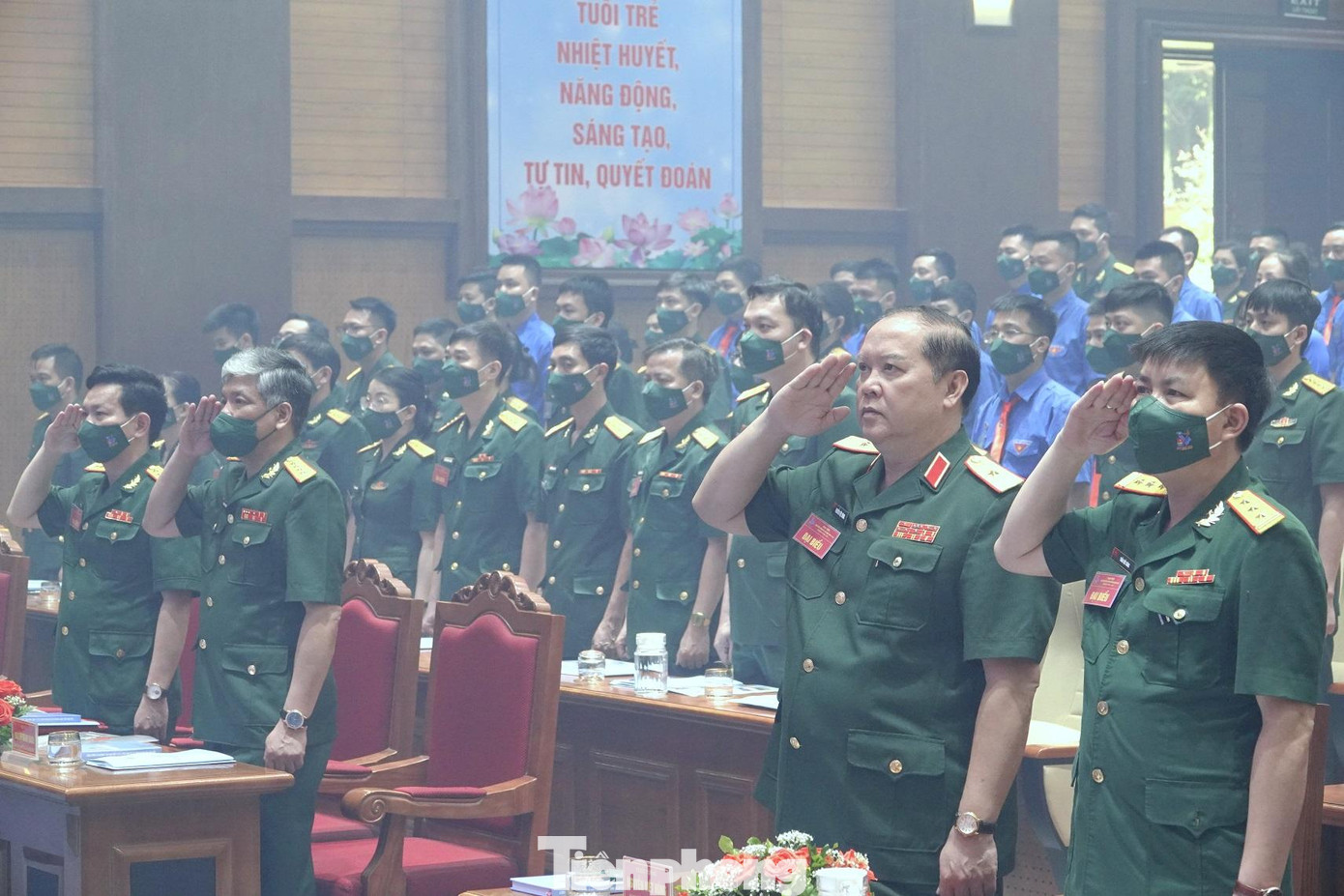 Các đại biểu dự đại hội làm lễ chào cờ Các đại biểu dự đại hội làm lễ chào cờ