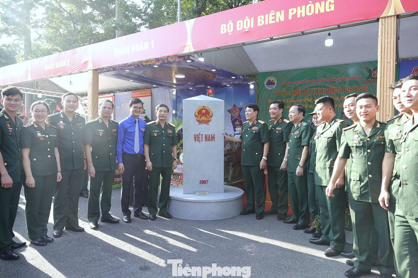 Lãnh đạo Quân ủy Trung ương - Bộ Quốc phòng và Trung ương Đoàn chụp ảnh với lãnh đạo và cán bộ, chiến sĩ Bộ đội Biên phòng. Ảnh: Nguyễn Minh