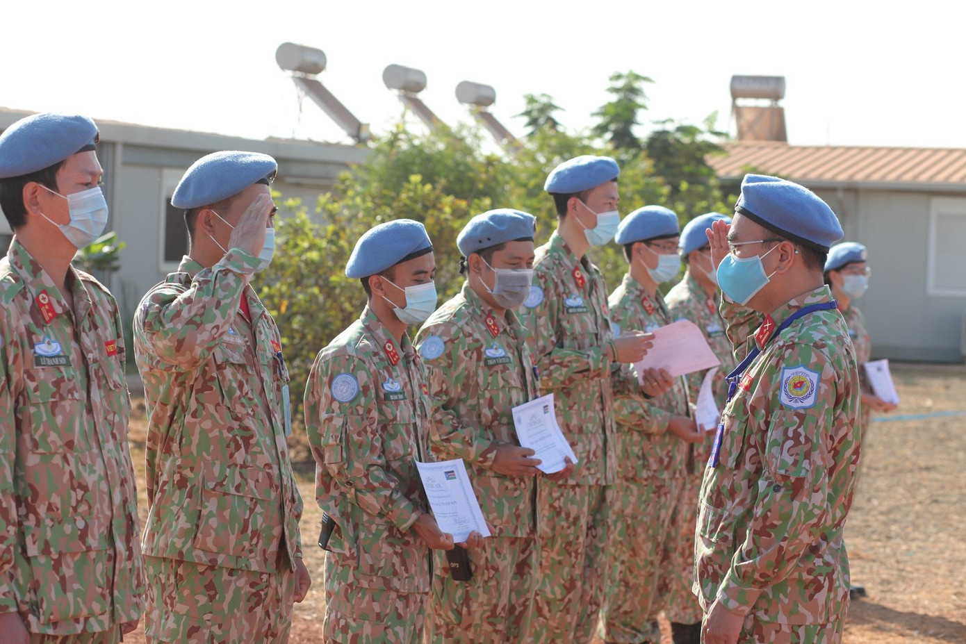 Sau lễ chào cờ, Trung tá Phạm Tân Phong đã trao thưởng cho các tập thể, cá nhân xuất sắc của BVDC 2.3 trong năm 2021.