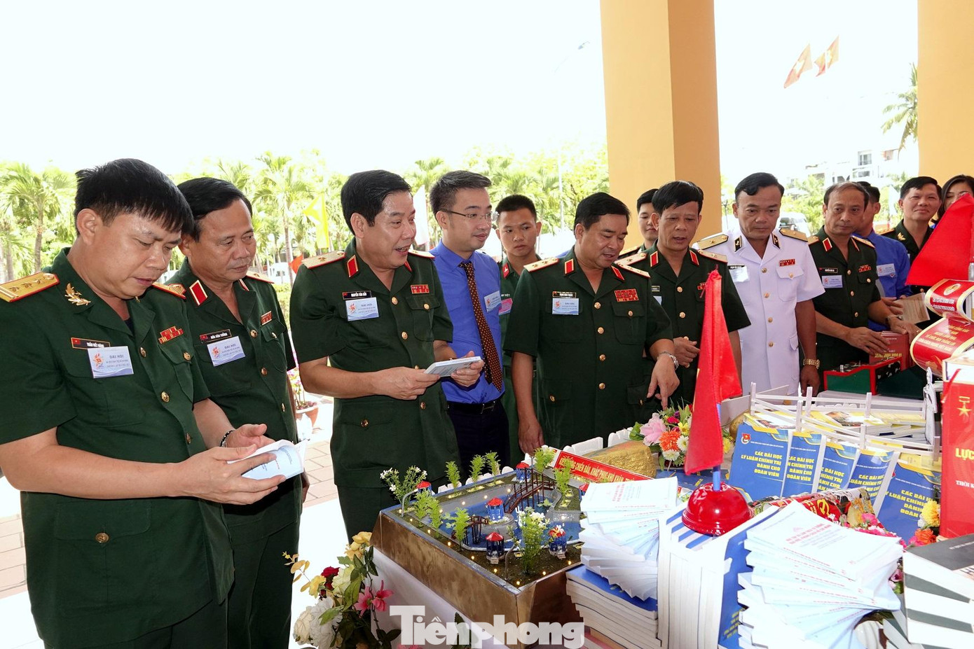 Lãnh đạo Tổng cục Chính trị, Trung ương Đoàn cùng các đại biểu tham quan các sản phẩm, mô hình của tuổi trẻ Quân khu 5. Ảnh: Nguyễn Minh