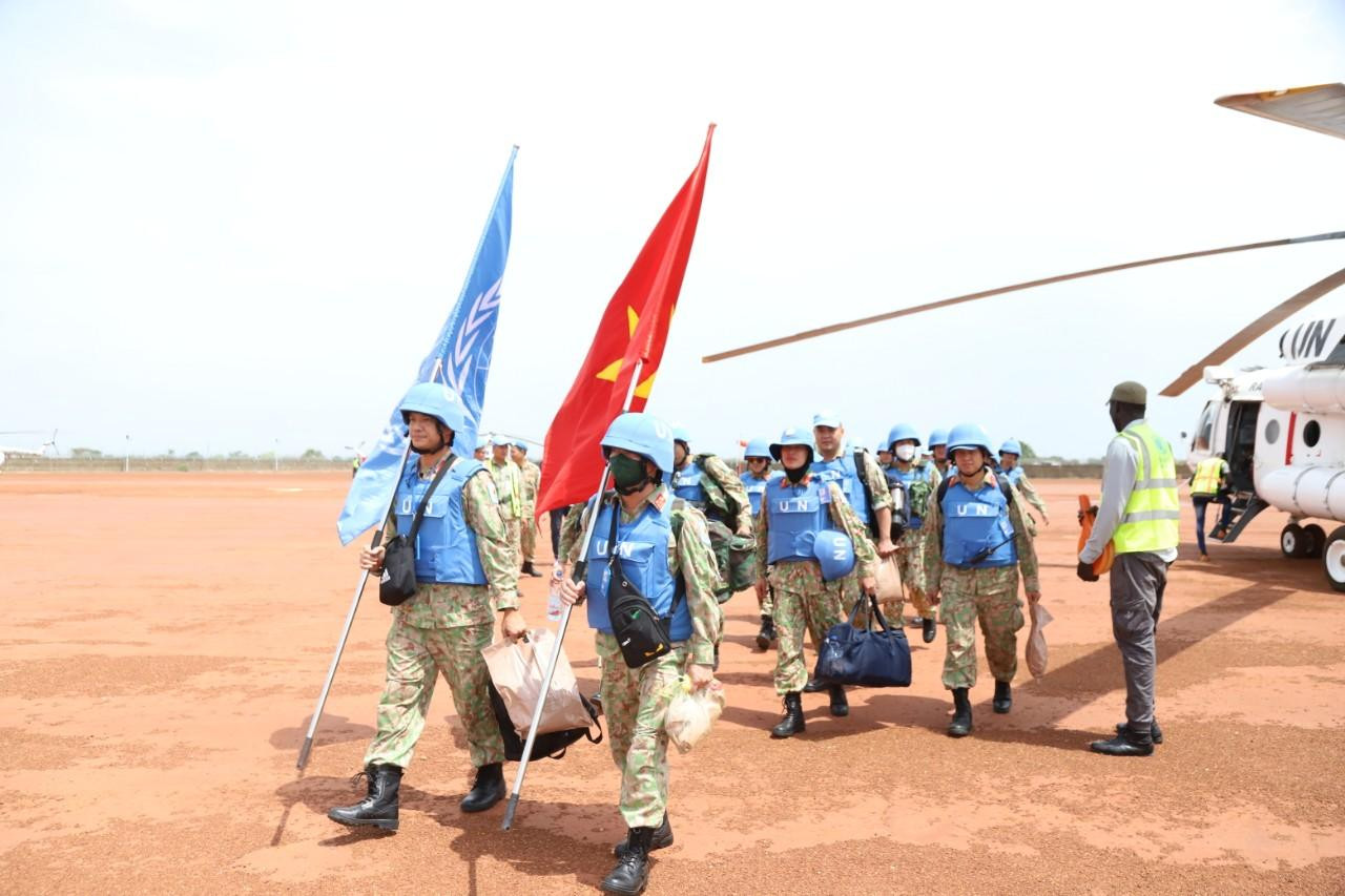 Những thành viên cuối cùng của đội công binh kết thúc hành trình cơ động bằng đường hàng không