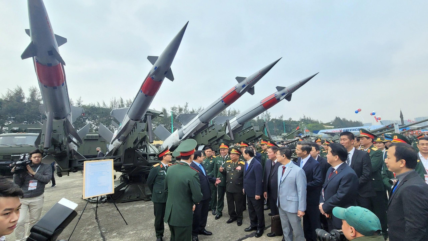 Các đại biểu lãnh đạo cùng quan khách quốc tế tham quan triển lãm. Ảnh: Mạnh Thắng