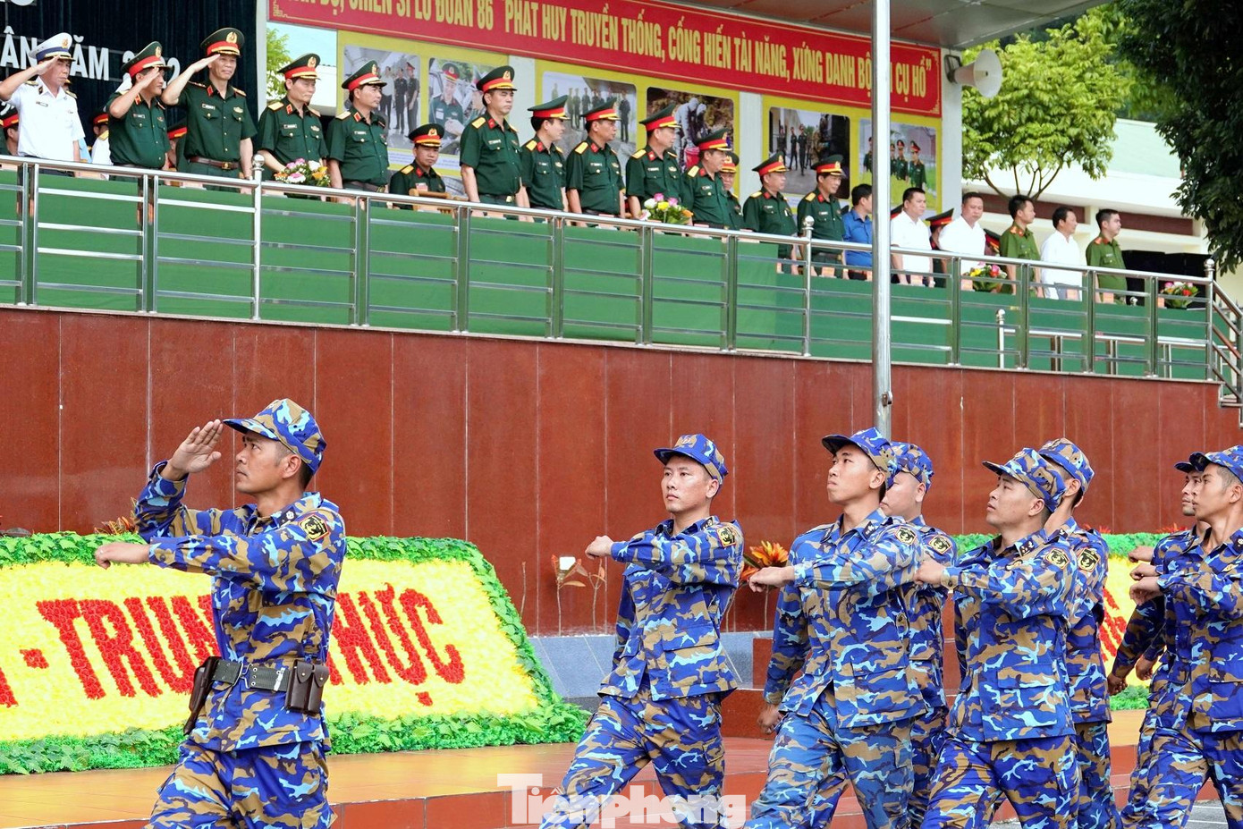 Ngay sau lễ khai mạc là phần duyệt đội ngũ của các đơn vị Hóa học trong toàn quân