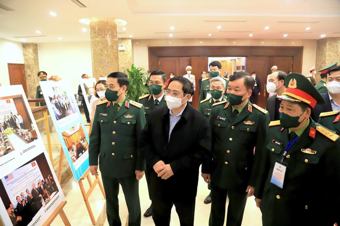 Thủ tướng Phạm Minh Chính và các đại biểu tham quan trưng bày ảnh về công tác khắc phục hậu quả bom mìn tại Việt Nam