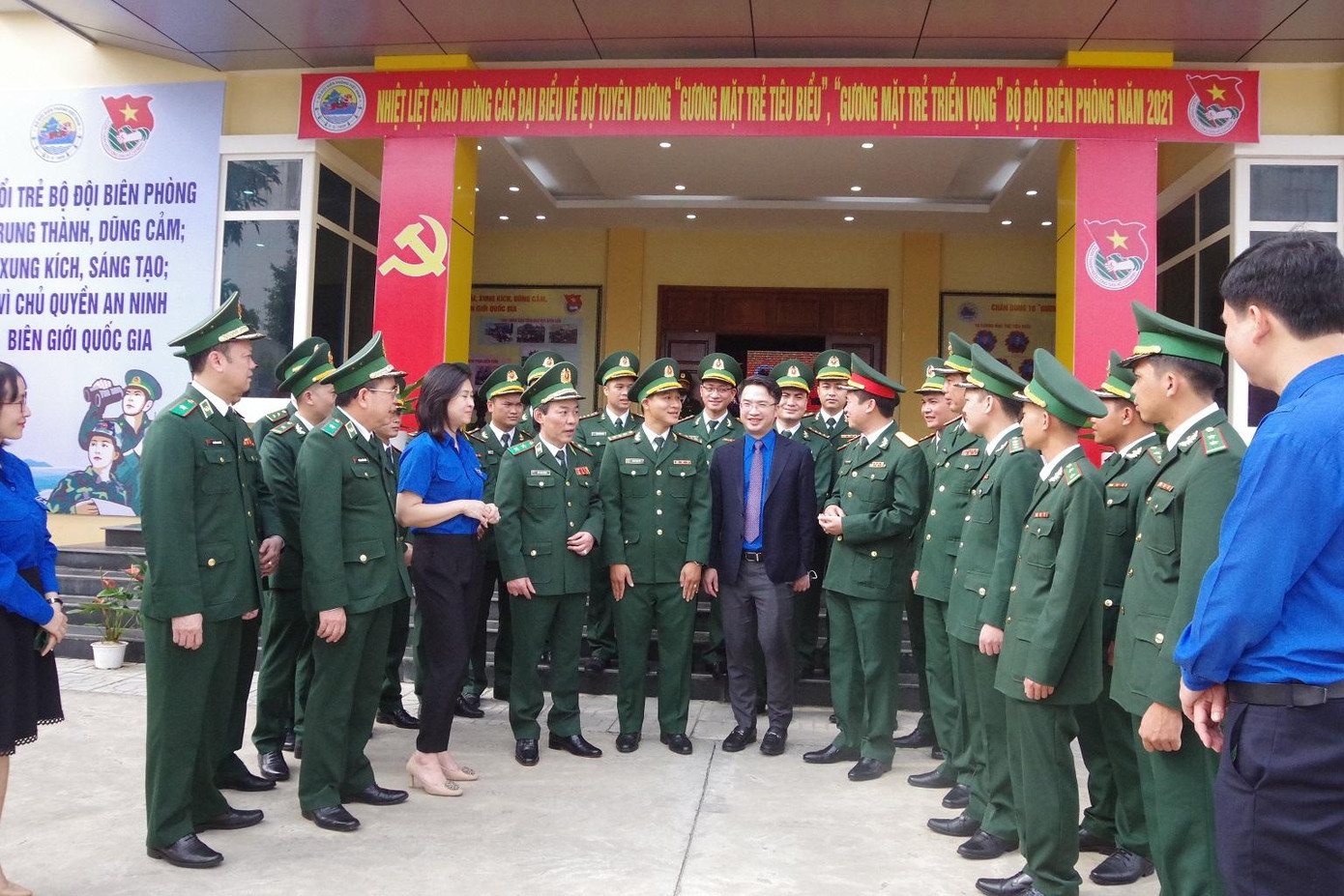 Lãnh đạo Trung ương Đoàn, Bộ Tư lệnh BĐBP, Ban Thanh niên Quân đội trò chuyện với các đại biểu về dự lễ tuyên dương Lãnh đạo Trung ương Đoàn, Bộ Tư lệnh BĐBP, Ban Thanh niên Quân đội trò chuyện với các đại biểu về dự lễ tuyên dương