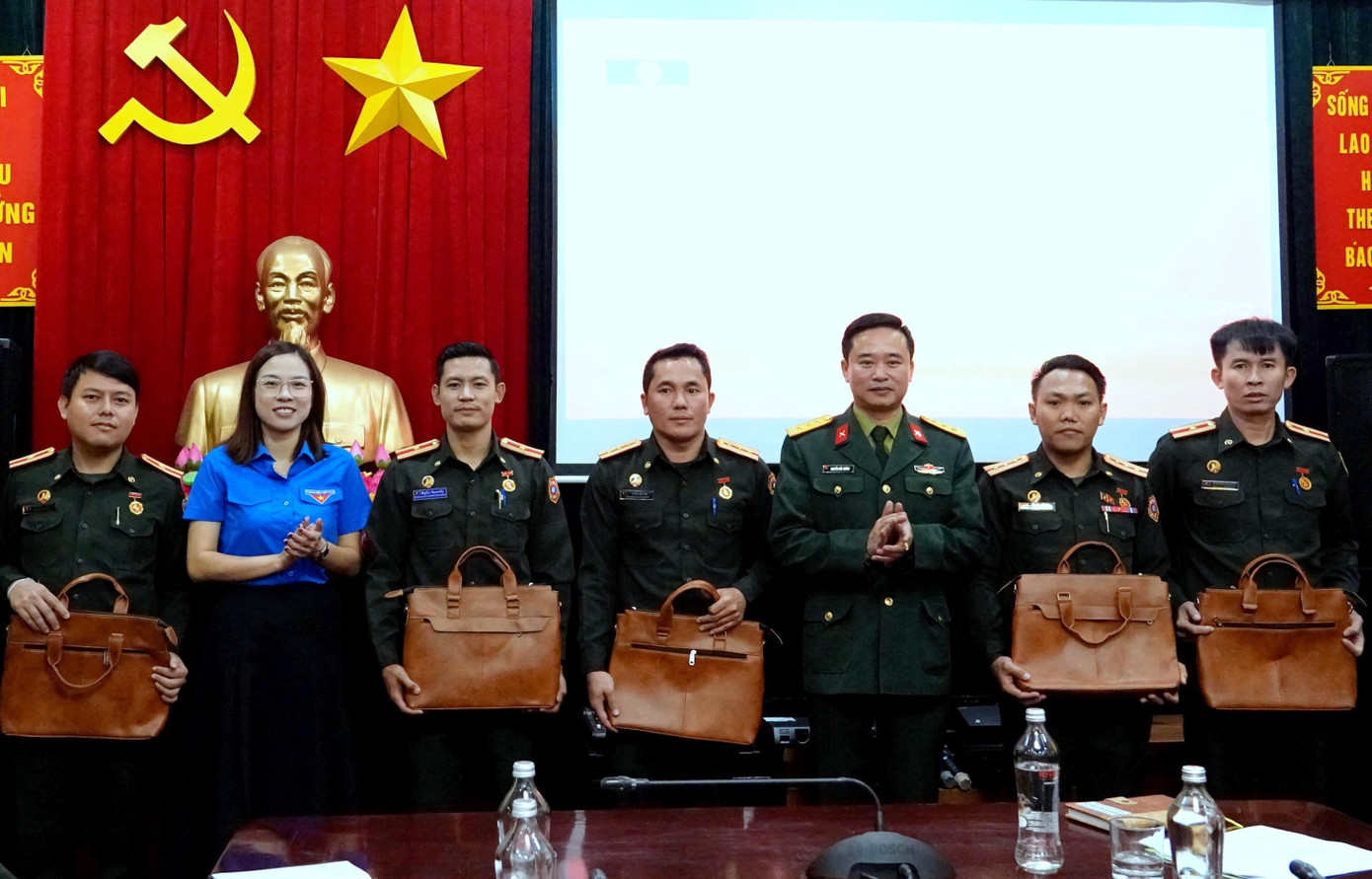 Lãnh đạo Ban Thanh niên Quân đội và Ban Quốc tế Trung ương Đoàn trao quà lưu niệm tặng đoàn cán bộ thanh niên QĐND Lào
