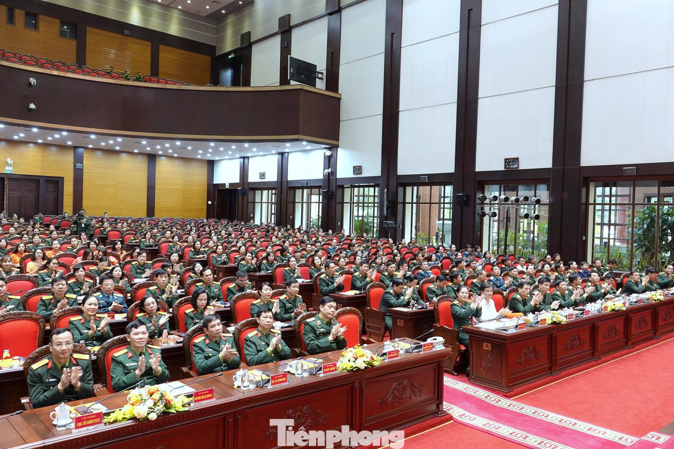 Các đại biểu dự chương trình truyền thông tại điểm cầu trung tâm ở Bộ Quốc phòng, sáng 18/11. Ảnh: Nguyễn Minh