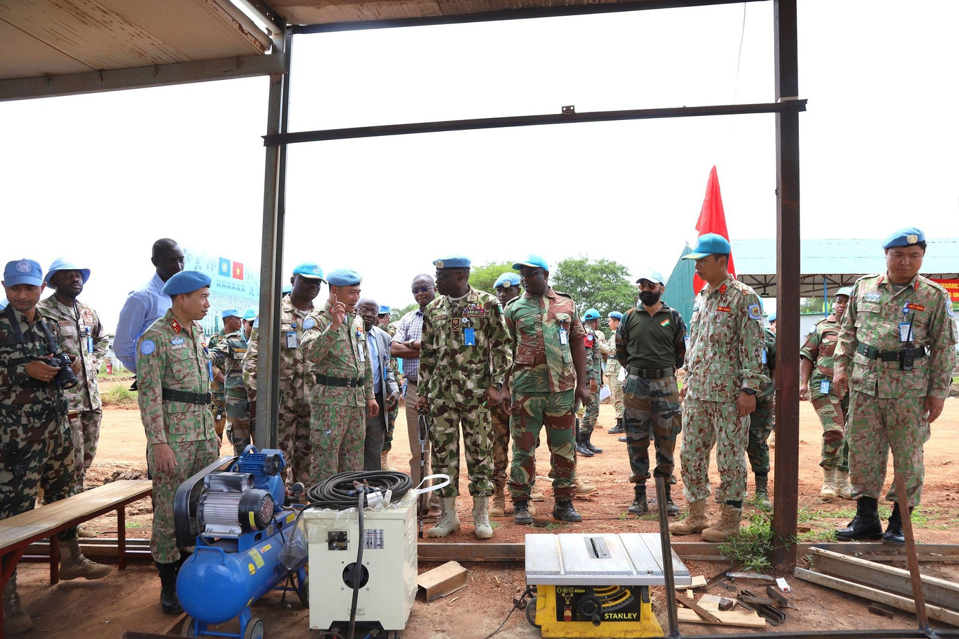 Đoàn kiểm tra tham quan khu đóng bàn ghế cho học sinh và đóng thuyền cứu hộ cứu nạn