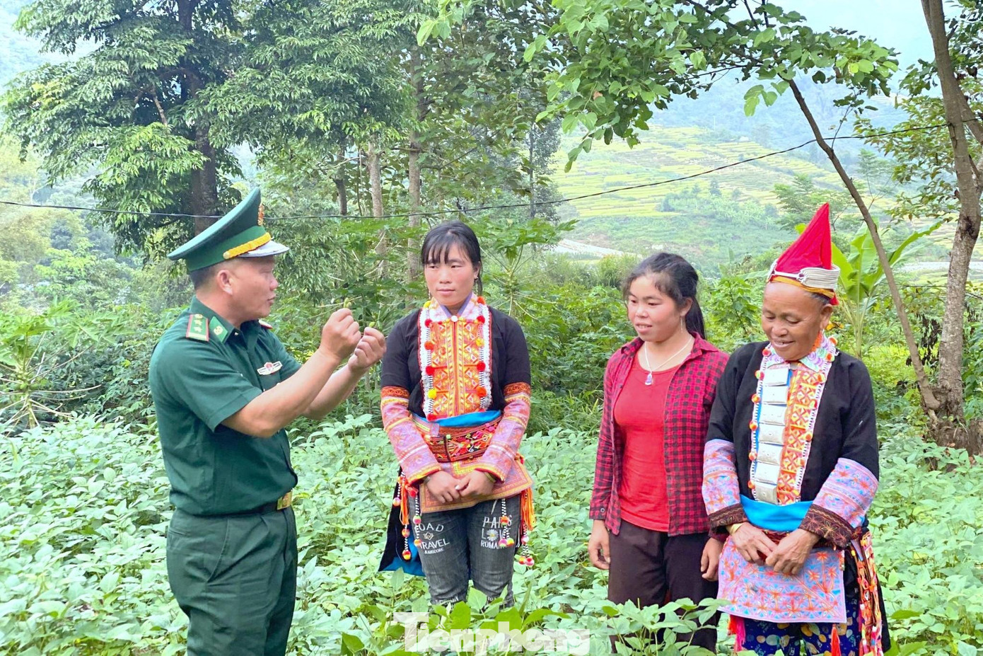 Cán bộ Đồn Biên phòng Mù Cả hướng dẫn bà con địa phương về các biện pháp trồng trọt hiệu quả Cán bộ Đồn Biên phòng Mù Cả hướng dẫn bà con địa phương về các biện pháp trồng trọt hiệu quả