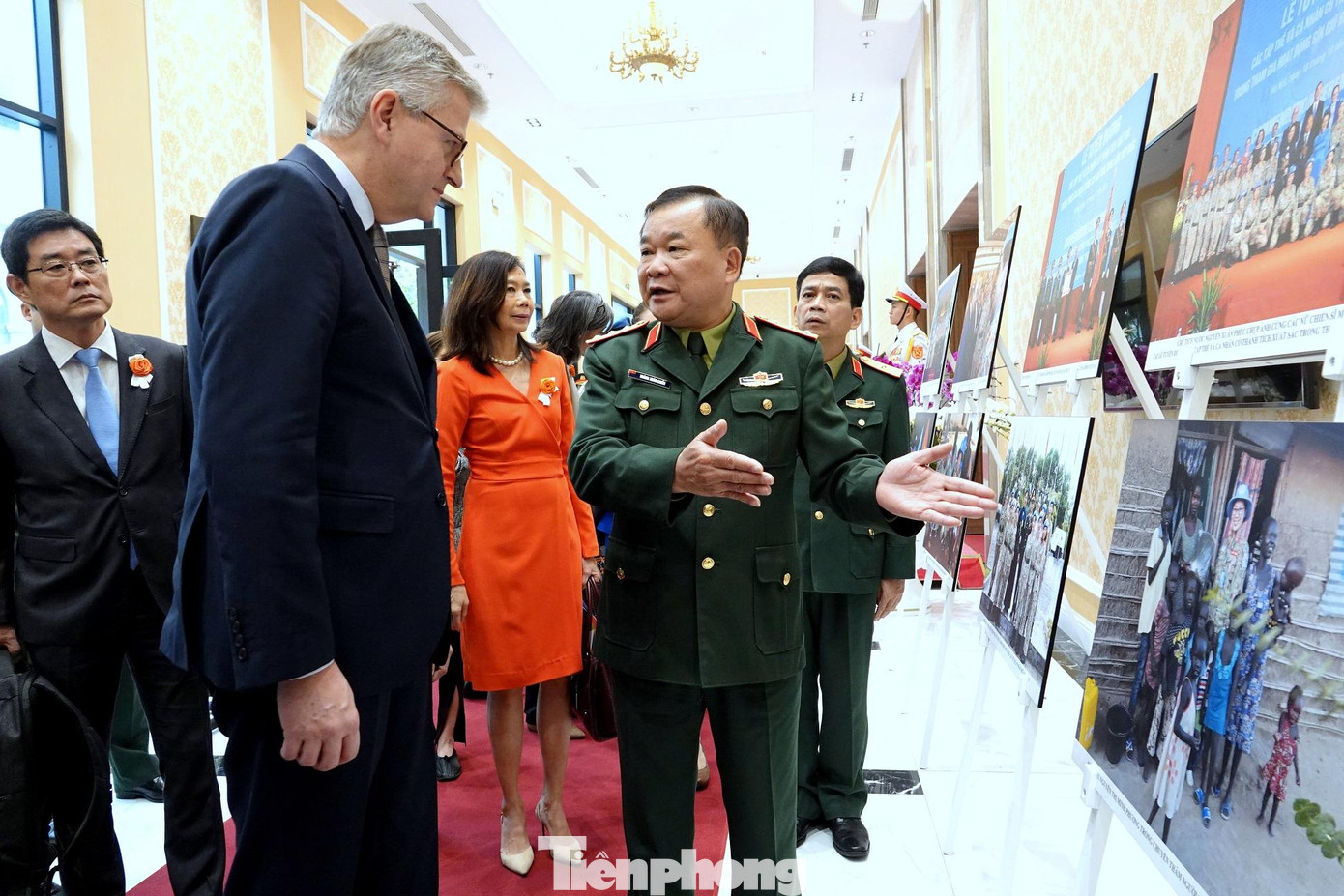 Thượng tướng Hoàng Xuân Chiến giới thiệu với Phó Tổng thư ký LHQ một số hình ảnh tiêu biểu của lực lượng GGHB Việt Nam, trong đó có các nữ quân nhân. Ảnh: Nguyễn Minh