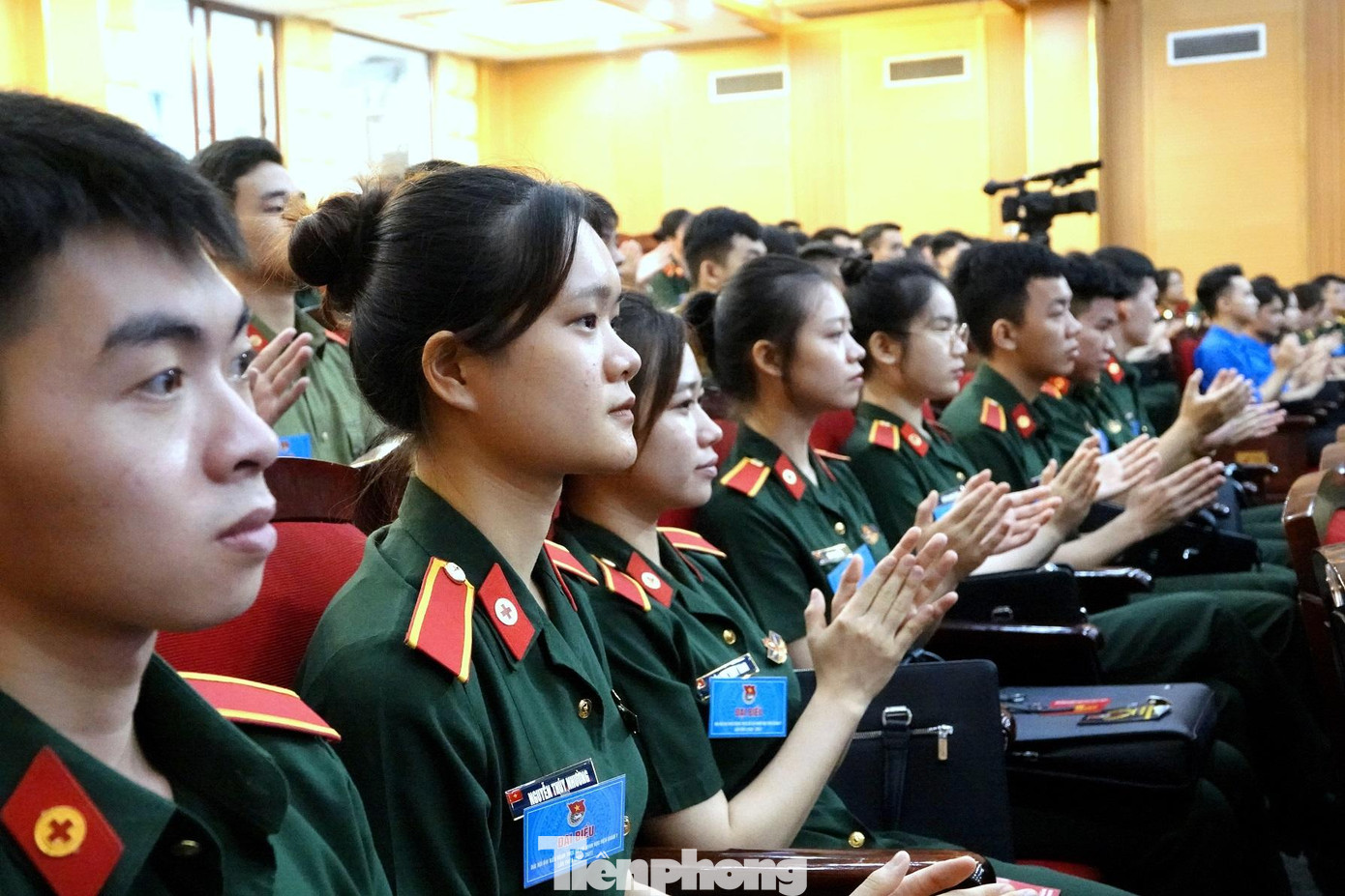 Trong thực hiện nhiệm vụ chính trị trung tâm, phấn đấu 100% đoàn viên là cán bộ, giảng viên, bác sĩ trẻ có trình độ ngoại ngữ từ B1 trở lên; 100% đoàn viên tham gia nghiên cứu khoa học. Phấn đấu trong thi và kiểm tra 100% chấp hành nghiêm quy chế, không có học viên bỏ học không lý do. Hàng năm, tuổi trẻ Học viện có từ 10 đề tài, sáng kiến trở lên tham gia Giải thưởng Tuổi trẻ sáng tạo trong Quân đội và đạt thành tích cao. Ảnh: Nguyễn Minh