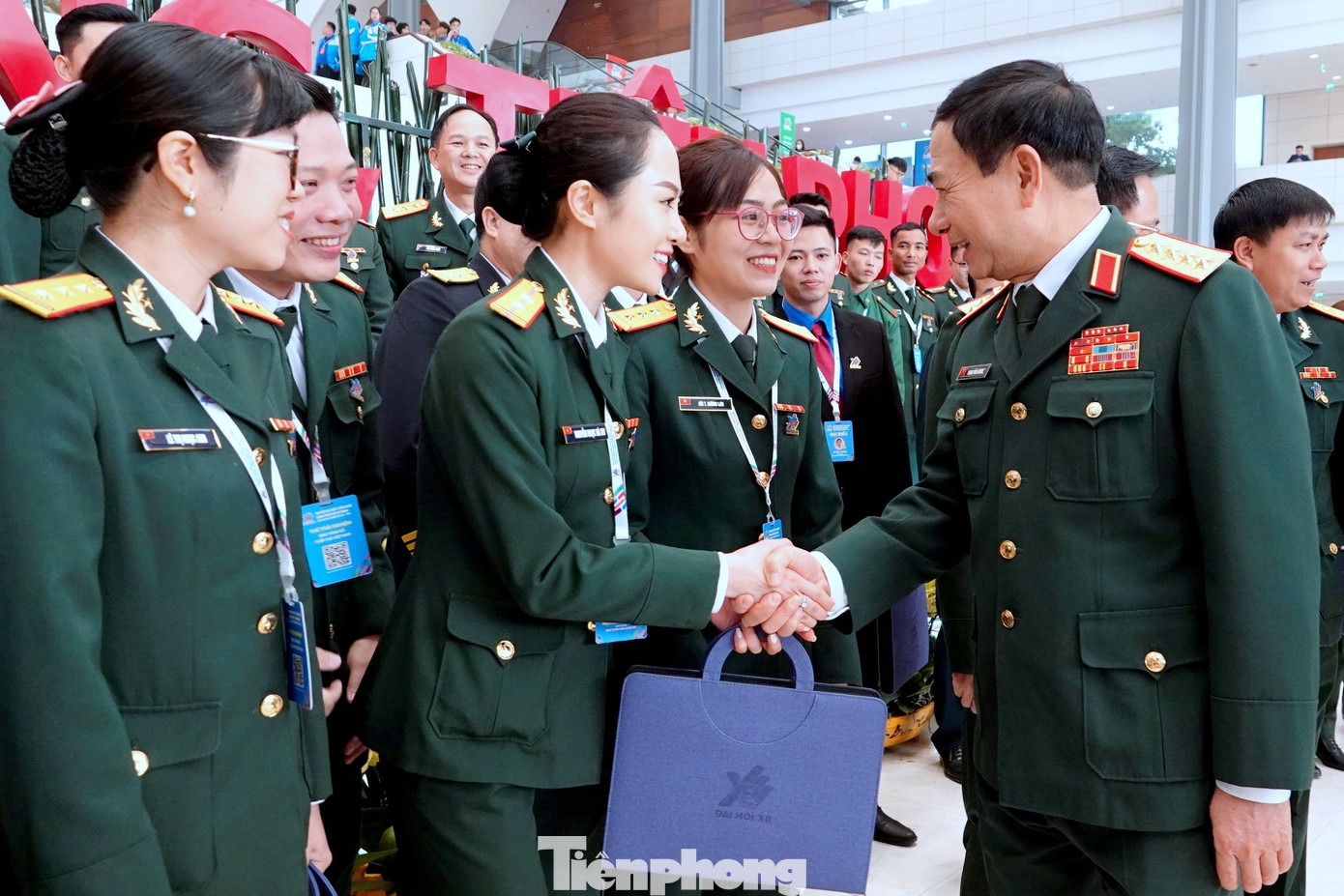 Bộ trưởng Bộ Quốc phòng Phan Văn Giang trò chuyện với nữ đại biểu Quân đội tại Đại hội Đoàn toàn quốc lần thứ XII, tháng 12/2022. Ảnh: Nguyễn Minh Bộ trưởng Bộ Quốc phòng Phan Văn Giang trò chuyện với nữ đại biểu Quân đội tại Đại hội Đoàn toàn quốc lần thứ XII, tháng 12/2022. Ảnh: Nguyễn Minh