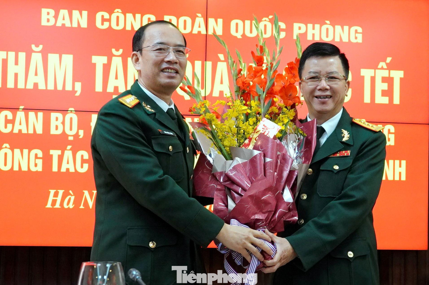 Đại tá Đinh Quốc Hùng, Bí thư Đảng ủy Đoàn 969, Chính ủy BTL Bảo vệ Lăng tặng hoa cảm ơn những tình cảm của Ban Công đoàn Quốc phòng dành cho cán bộ, chiến sĩ, công đoàn viên trong đơn vị Đại tá Đinh Quốc Hùng, Bí thư Đảng ủy Đoàn 969, Chính ủy BTL Bảo vệ Lăng tặng hoa cảm ơn những tình cảm của Ban Công đoàn Quốc phòng dành cho cán bộ, chiến sĩ, công đoàn viên trong đơn vị