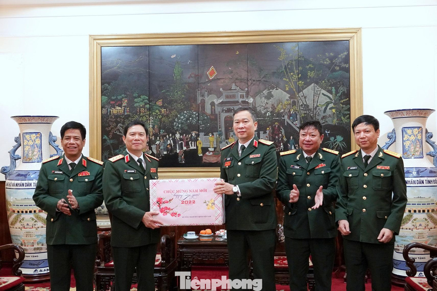 Tổng Tham mưu trưởng Nguyễn Tân Cương tặng quà Tết động viên cán bộ, chiến sĩ BTL Bảo vệ Lăng Tổng Tham mưu trưởng Nguyễn Tân Cương tặng quà Tết động viên cán bộ, chiến sĩ BTL Bảo vệ Lăng