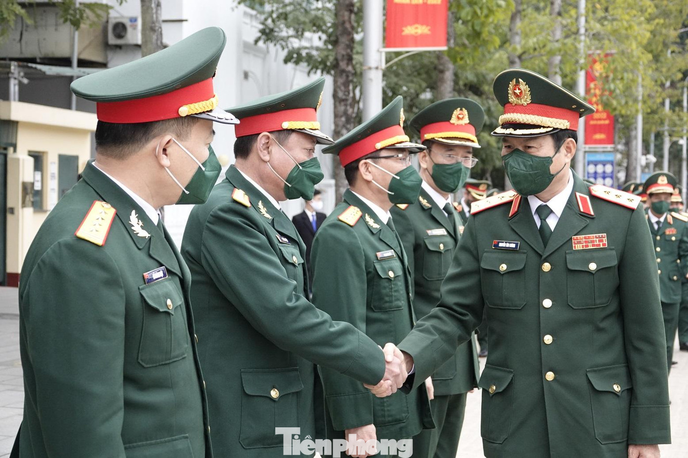 Lãnh đạo, chỉ huy BTL Bảo vệ Lăng đón Tổng Tham mưu trưởng Nguyễn Tân Cương tới viếng Lăng Bác và chúc Tết đơn vị Lãnh đạo, chỉ huy BTL Bảo vệ Lăng đón Tổng Tham mưu trưởng Nguyễn Tân Cương tới viếng Lăng Bác và chúc Tết đơn vị