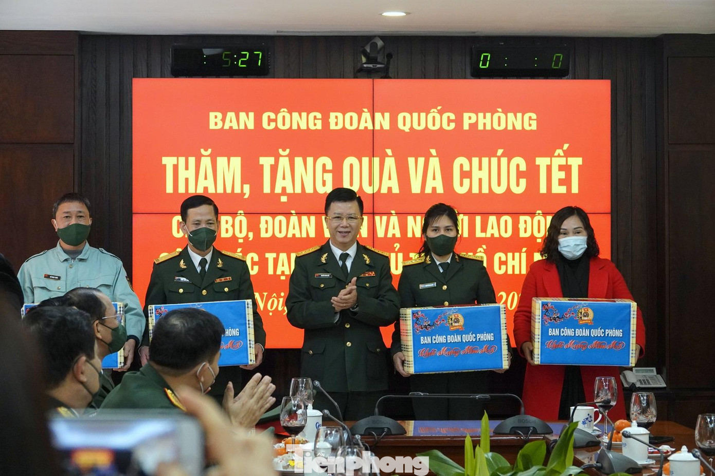 Đại tá Nguyễn Đình Đức, Trưởng ban Công đoàn Quốc phòng tặng quà động viên các tổ chức Công đoàn cơ sở và công đoàn viên của BTL Bảo vệ Lăng Đại tá Nguyễn Đình Đức, Trưởng ban Công đoàn Quốc phòng tặng quà động viên các tổ chức Công đoàn cơ sở và công đoàn viên của BTL Bảo vệ Lăng