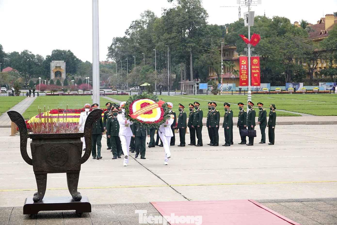 Đoàn đại biểu Bộ Tổng Tham mưu do Thượng tướng Nguyễn Tân Cương làm trưởng đoàn tới dâng hương và vào Lăng viếng Bác Đoàn đại biểu Bộ Tổng Tham mưu do Thượng tướng Nguyễn Tân Cương làm trưởng đoàn tới dâng hương và vào Lăng viếng Bác