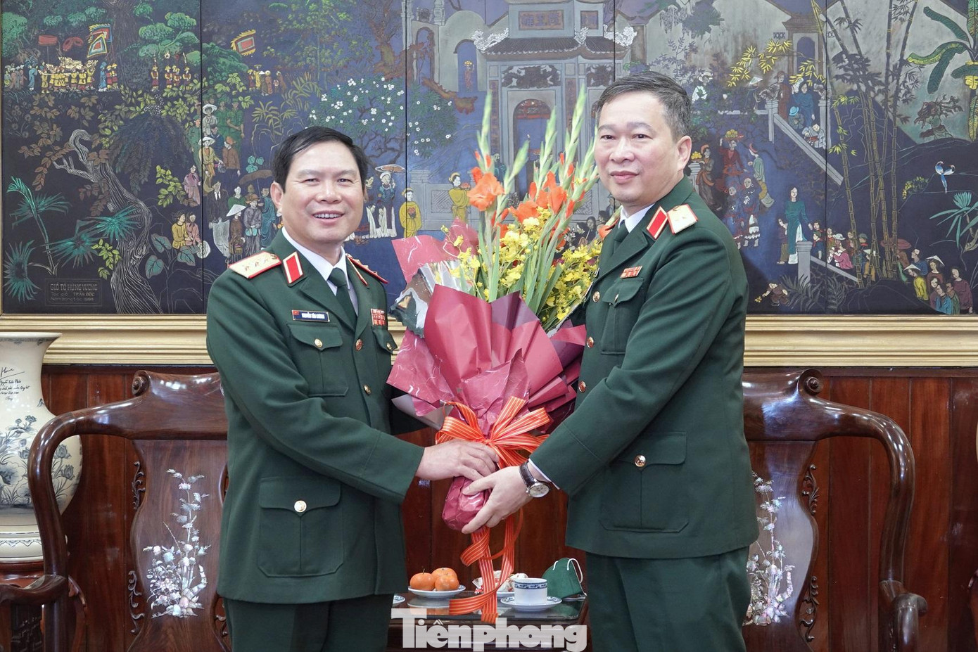 Thiếu tướng Bùi Hải Sơn, Quyền Trưởng ban Ban Quản lý Lăng Chủ tịch Hồ Chí Minh, Tư lệnh Bộ Tư lệnh (BTL) Bảo vệ Lăng tặng hoa cảm ơn những tình cảm của Tổng Tham mưu trưởng Nguyễn Tân Cương và đoàn công tác của Bộ Tổng tham mưu dành cho cán bộ, chiến sĩ, nhân viên trong đơn vị Thiếu tướng Bùi Hải Sơn, Quyền Trưởng ban Ban Quản lý Lăng Chủ tịch Hồ Chí Minh, Tư lệnh Bộ Tư lệnh (BTL) Bảo vệ Lăng tặng hoa cảm ơn những tình cảm của Tổng Tham mưu trưởng Nguyễn Tân Cương và đoàn công tác của Bộ Tổng tham mưu dành cho cán bộ, chiến sĩ, nhân viên trong đơn vị