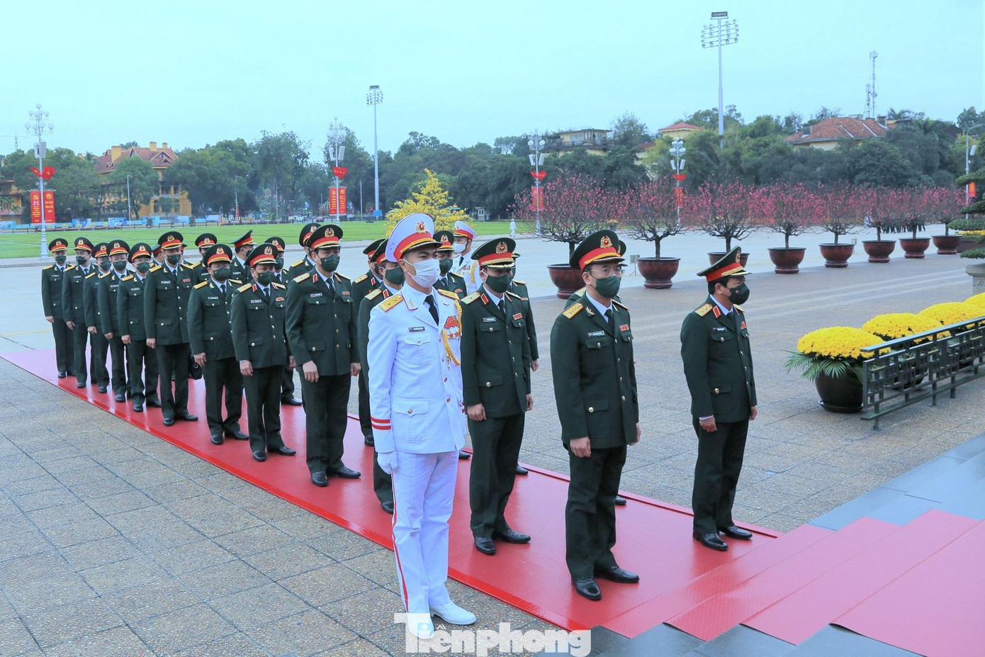 Đoàn đại biểu Tổng cục Chính trị do Trung tướng Trịnh Văn Quyết, Ủy viên Trung ương Đảng, Phó chủ nhiệm Tổng cục Chính trị Quân đội nhân dân Việt Nam làm trưởng đoàn tới dâng hương và vào Lăng viếng Bác Đoàn đại biểu Tổng cục Chính trị do Trung tướng Trịnh Văn Quyết, Ủy viên Trung ương Đảng, Phó chủ nhiệm Tổng cục Chính trị Quân đội nhân dân Việt Nam làm trưởng đoàn tới dâng hương và vào Lăng viếng Bác