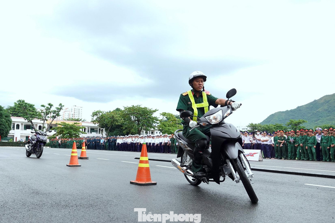 Sĩ quan trẻ Trường Sĩ quan Thông tin thực hành lái xe an toàn tại ngày hội