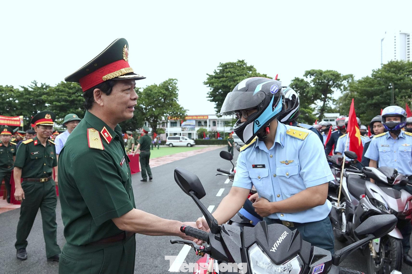 Lãnh đạo các đơn vị tham dự ngày hội động viên ĐVTN tham gia tuần hành