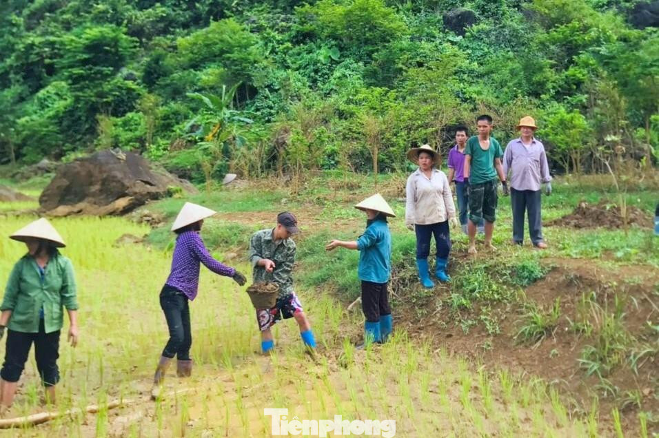 Giúp dân nạo vét kênh mương nội đồng