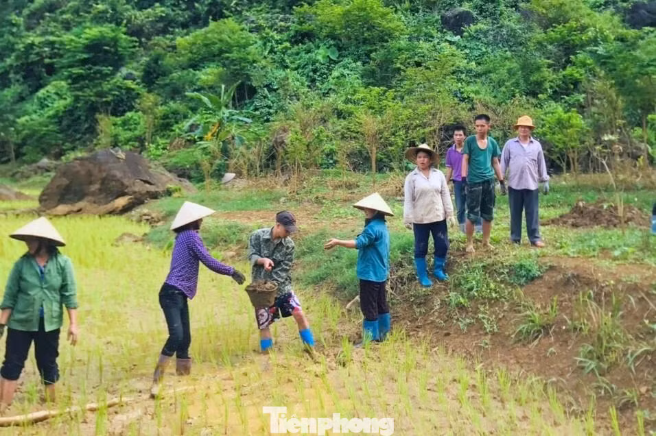 Giúp dân nạo vét kênh mương nội đồng