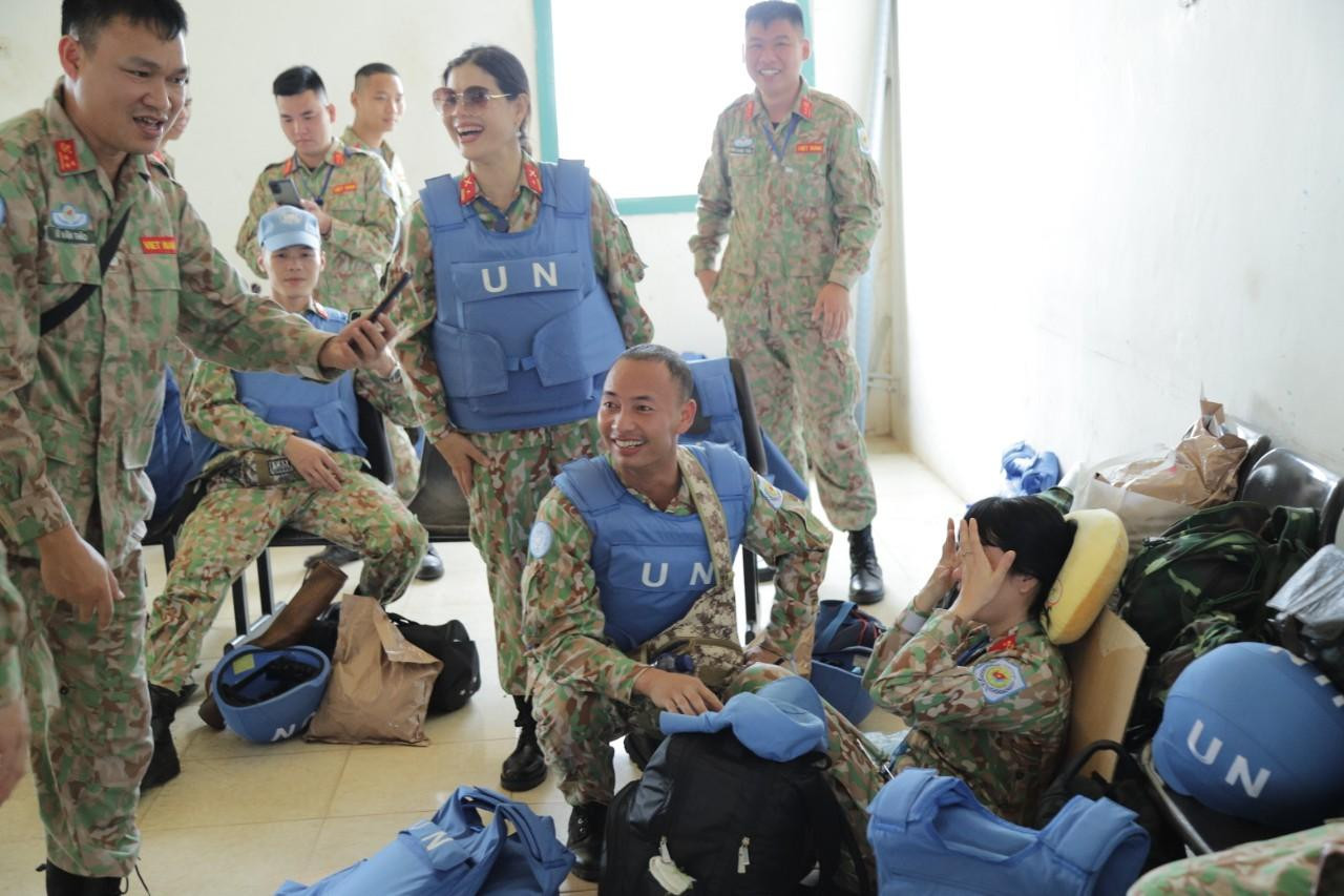 Phút thư giãn ngắn ngủi trên đường hành quân