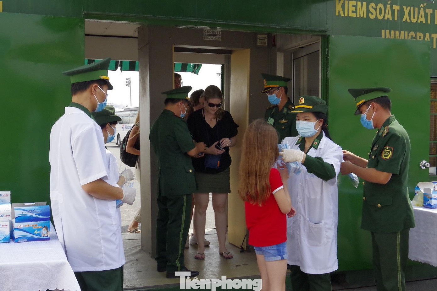 ĐVTN làm nhiệm vụ tại các cửa khẩu, cảng biển đã tích cực nghiên cứu cải cách hành chính và vận dụng công nghệ thông tin, cải tiến rút gọn quy trình, thủ tục trong công tác kiểm tra, kiểm soát, làm thủ tục xuất, nhập cảnh; thực hiện thủ tục biên phòng điện tử kết nối một cửa quốc gia một cửa ASEAN đảm bảo chặt chẽ, lịch sự, thông thoáng.