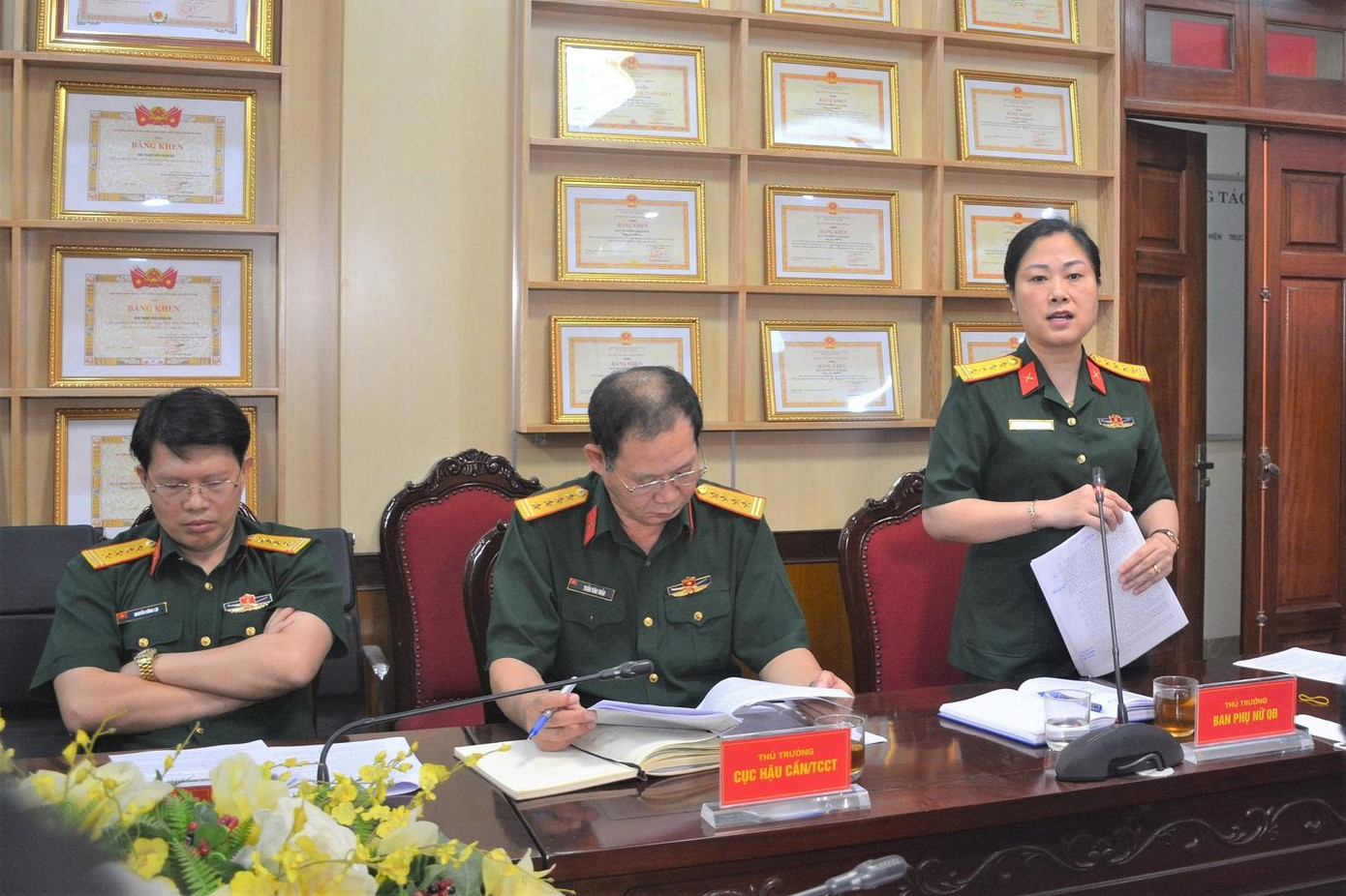 Lãnh đạo Ban Phụ nữ Quân đội đóng góp ý kiến tại hội nghị