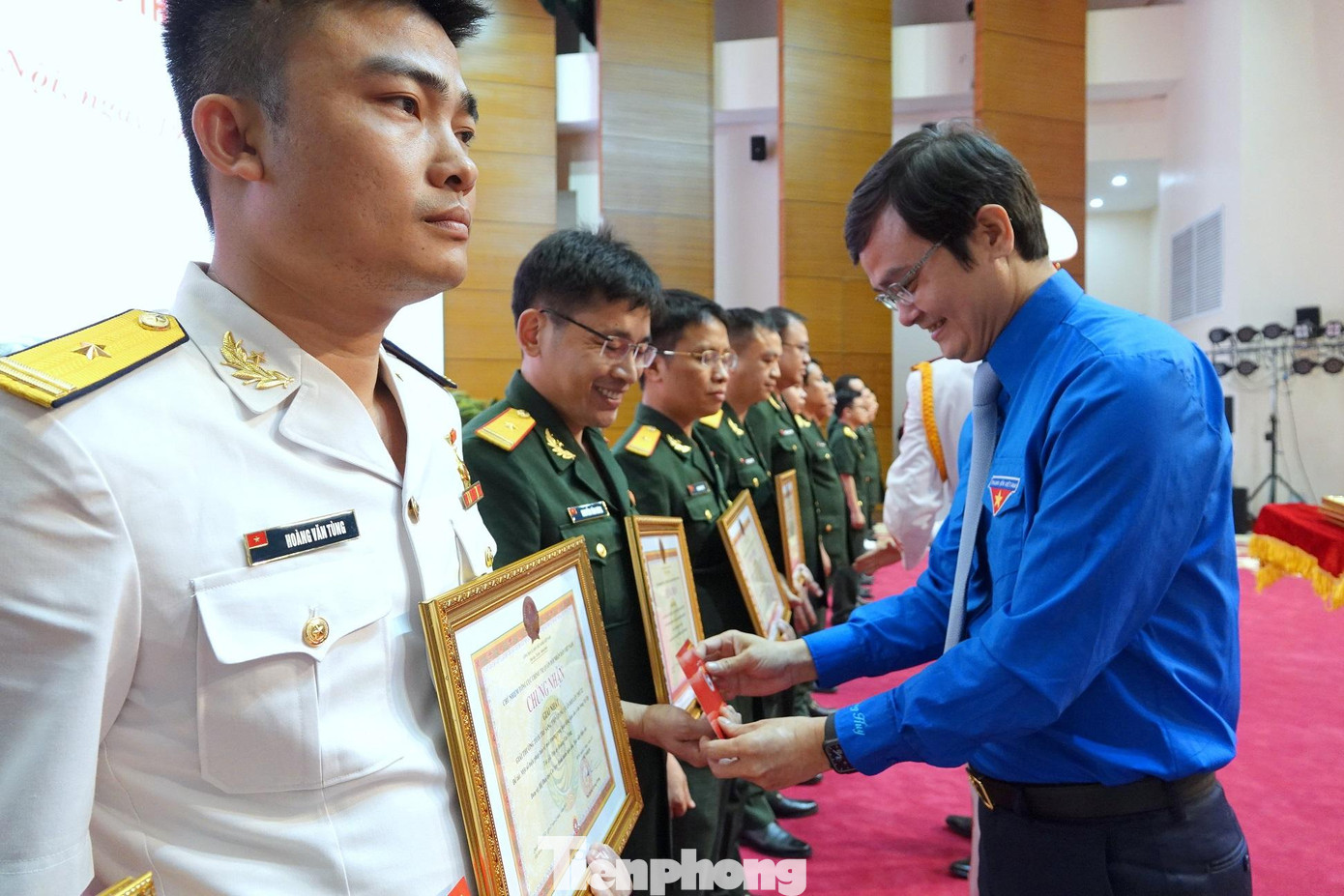 Bí thư Thường trực Trung ương Đoàn Bùi Quang Huy trao tặng Huy hiệu TTST cho các tác giả, đại diện tập thể tác giả có công trình đạt giải Nhất Bí thư Thường trực Trung ương Đoàn Bùi Quang Huy trao tặng Huy hiệu TTST cho các tác giả, đại diện tập thể tác giả có công trình đạt giải Nhất