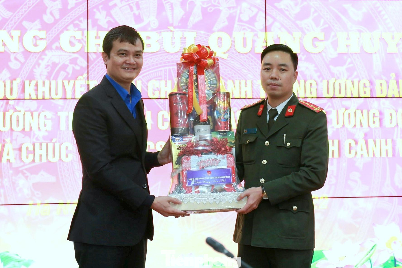 Bí thư Thường trực Trung ương Đoàn Bùi Quang Huy tặng quà Tết cho tuổi trẻ Bộ Tư lệnh Cảnh vệ. Bí thư Thường trực Trung ương Đoàn Bùi Quang Huy tặng quà Tết cho tuổi trẻ Bộ Tư lệnh Cảnh vệ.