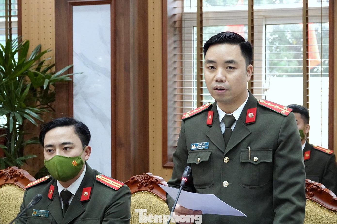 Đại úy Lã Hữu Lập - Bí thư Đoàn Thanh niên BTL Cảnh vệ, báo cáo với đoàn công tác những kết quả nổi bật của tuổi trẻ lực lượng Đại úy Lã Hữu Lập - Bí thư Đoàn Thanh niên BTL Cảnh vệ, báo cáo với đoàn công tác những kết quả nổi bật của tuổi trẻ lực lượng