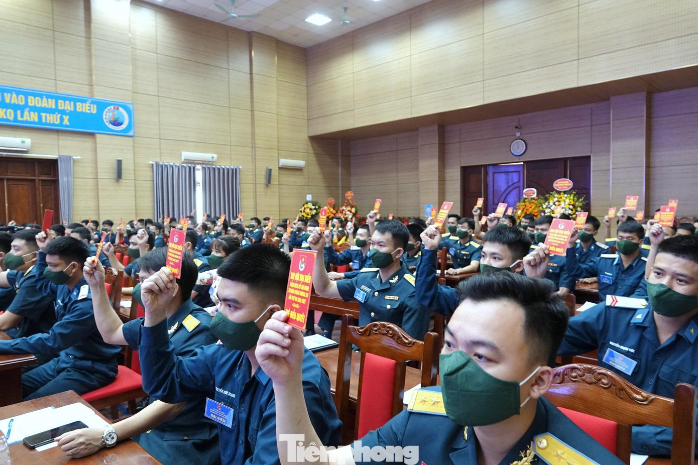 Biểu quyết thông qua nội dung kiểm tra tư cách đại biểu dự đại hội Biểu quyết thông qua nội dung kiểm tra tư cách đại biểu dự đại hội