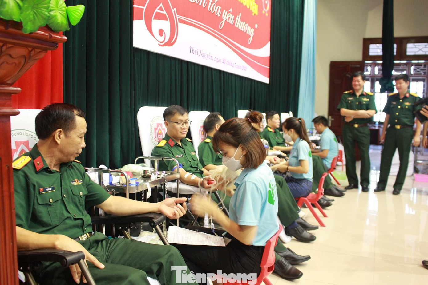 Lãnh đạo, cán bộ Nhà máy Z115 cùng tham gia hiến máu để cổ vũ thế hệ trẻ