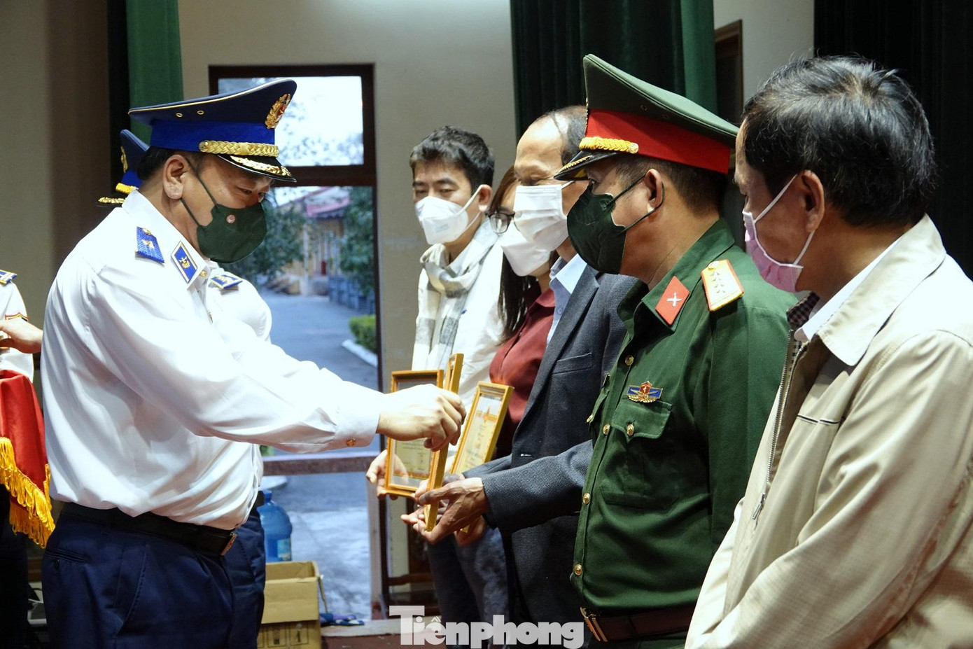 Thiếu tướng Lê Quang Đạo trao tặng Bằng khen các nhà báo, phóng viên, biên tập viên của các cơ quan báo chí Trung ương và địa phương trên địa bàn tỉnh Quảng Nam, chiều 14/1 Thiếu tướng Lê Quang Đạo trao tặng Bằng khen các nhà báo, phóng viên, biên tập viên của các cơ quan báo chí Trung ương và địa phương trên địa bàn tỉnh Quảng Nam, chiều 14/1