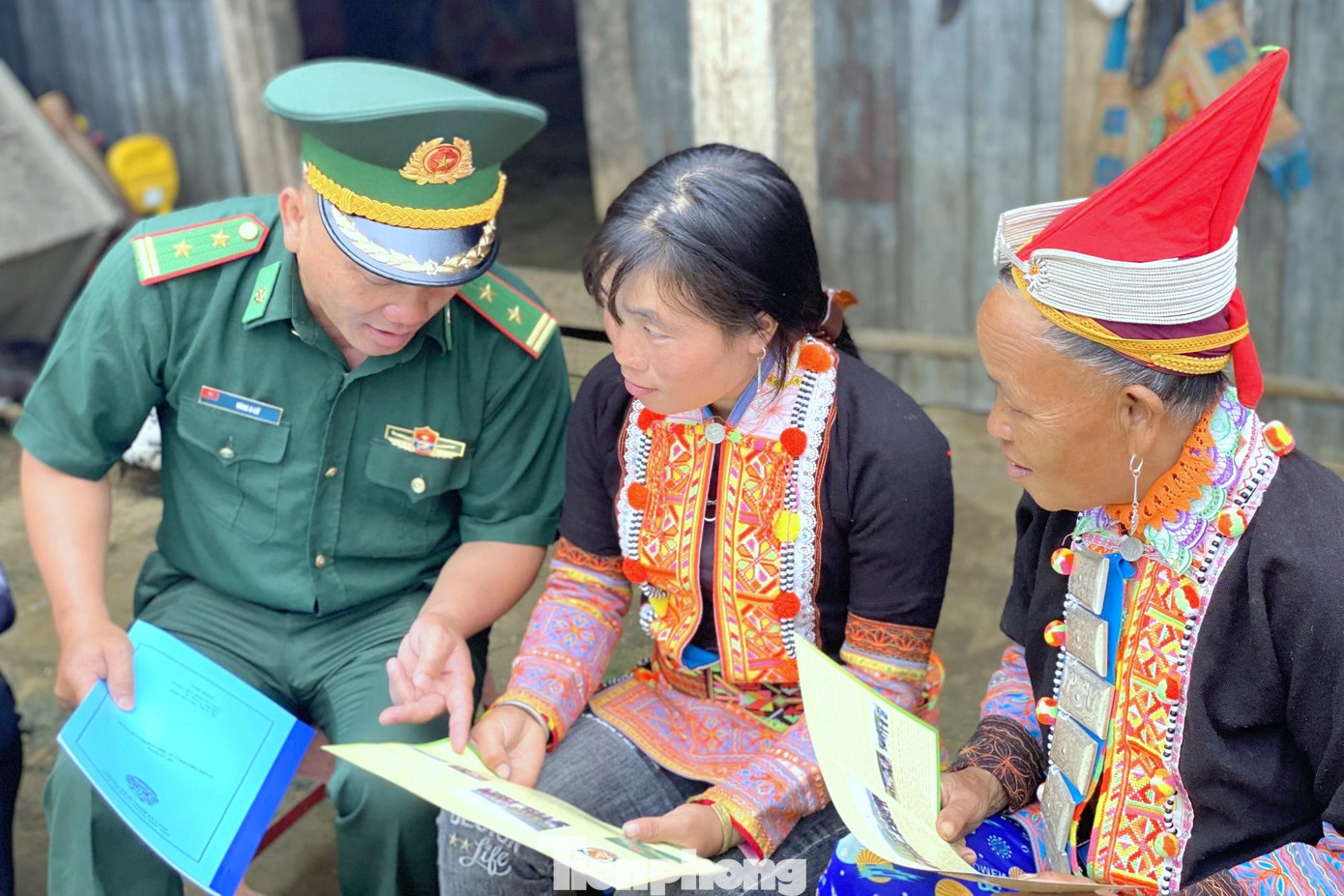 Cán bộ Đồn Biên phòng Vàng Ma Chải đến tận nhà tuyên truyền cho đồng bào về công tác bảo vệ biên giới Cán bộ Đồn Biên phòng Vàng Ma Chải đến tận nhà tuyên truyền cho đồng bào về công tác bảo vệ biên giới