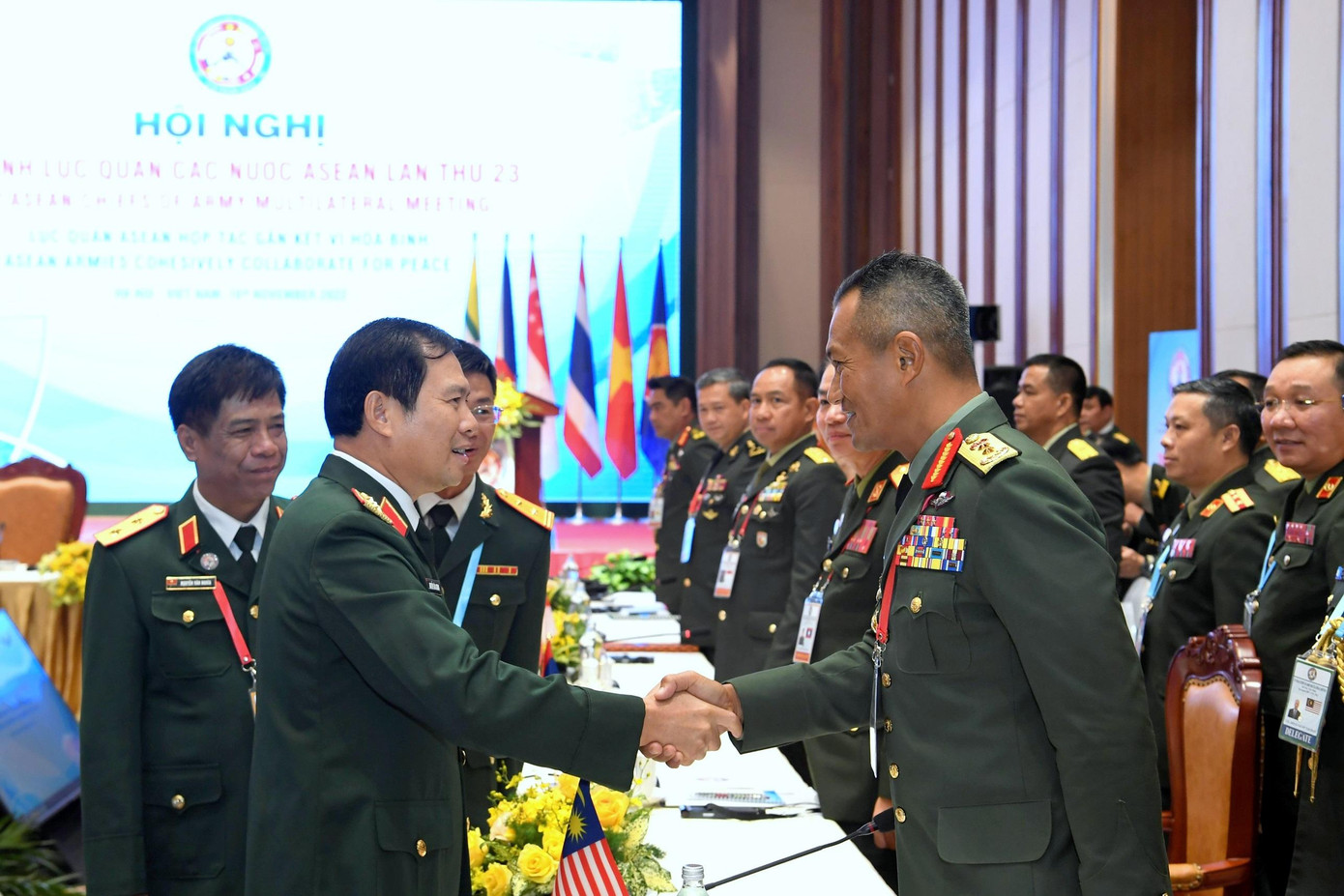 Thượng tướng Nguyễn Tân Cương - Tổng Tham mưu trưởng Quân đội nhân dân Việt Nam chào mừng lãnh đạo Lục quân các nước ASEAN tới dự ACAMM-23
