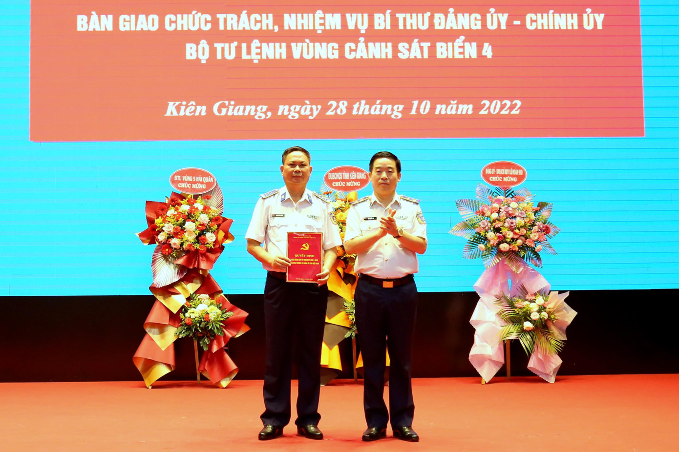 Trung tướng Bùi Quốc Oai (bên phải) trao Quyết định bổ nhiệm cho Đại tá Nguyễn Văn Dũng