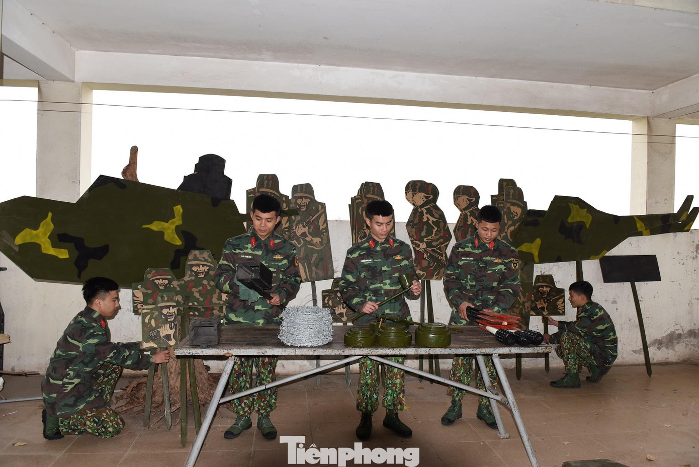 Cán bộ, ĐVTN các đơn vị cũng đã phát huy tốt vai trò nòng cốt, thực hiện có hiệu quả Cuộc vận động “Quản lý, khai thác vũ khí, trang bị kỹ thuật tốt, bền, an toàn, tiết kiệm và an toàn giao thông”. Tổ chức Đoàn các cấp đã cụ thể hóa thành chương trình hành động; chú trọng nâng cao nhận thức, trách nhiệm của ĐVTN trong công tác bảo quản, khai thác, sử dụng vũ khí trang bị kỹ thuật với nhiều mô hình tốt, cách làm hay, nhiều sáng kiến được áp dụng vào thực tiễn. Cán bộ, ĐVTN các đơn vị cũng đã phát huy tốt vai trò nòng cốt, thực hiện có hiệu quả Cuộc vận động “Quản lý, khai thác vũ khí, trang bị kỹ thuật tốt, bền, an toàn, tiết kiệm và an toàn giao thông”. Tổ chức Đoàn các cấp đã cụ thể hóa thành chương trình hành động; chú trọng nâng cao nhận thức, trách nhiệm của ĐVTN trong công tác bảo quản, khai thác, sử dụng vũ khí trang bị kỹ thuật với nhiều mô hình tốt, cách làm hay, nhiều sáng kiến được áp dụng vào thực tiễn.