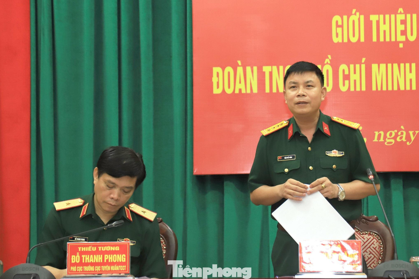 Thiếu tướng Đỗ Thanh Phong - Phó Cục trưởng Cục Tuyên huấn và Đại tá Trần Viết Năng - Trưởng ban Thanh niên Quân đội đồng chủ trì cuộc gặp mặt báo chí, sáng 4/10