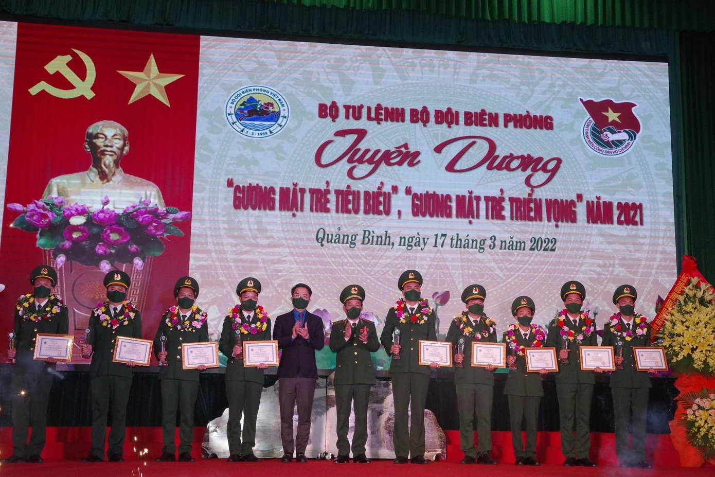 Trung tướng Đỗ Danh Vượng, Chính ủy BĐBP và Bí thư Trung ương Đoàn Nguyễn Tường Lâm trao thưởng cho các Gương mặt trẻ tiêu biểu BĐBP năm 2021 Trung tướng Đỗ Danh Vượng, Chính ủy BĐBP và Bí thư Trung ương Đoàn Nguyễn Tường Lâm trao thưởng cho các Gương mặt trẻ tiêu biểu BĐBP năm 2021