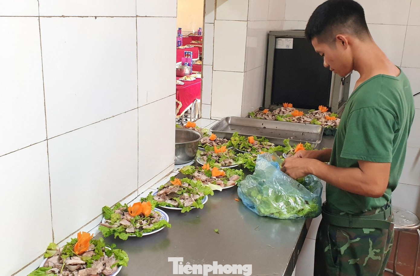 Đoàn viên bộ phận hậu cần của Trung đoàn 141 chuẩn bị các phần ăn trong ngày Tết độc lập