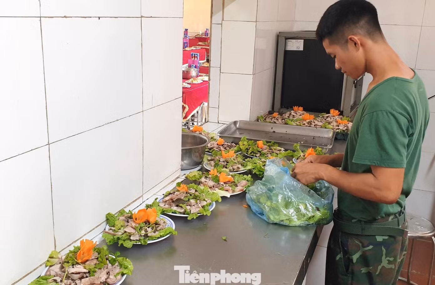 Đoàn viên bộ phận hậu cần của Trung đoàn 141 chuẩn bị các phần ăn trong ngày Tết độc lập