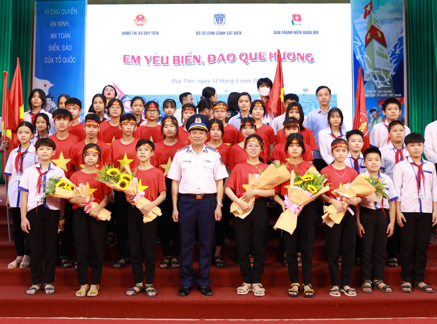 Lãnh đạo Bộ Tư lệnh Cảnh sát biển với các em học sinh tham gia cuộc thi, ngày 14/5 Lãnh đạo Bộ Tư lệnh Cảnh sát biển với các em học sinh tham gia cuộc thi, ngày 14/5