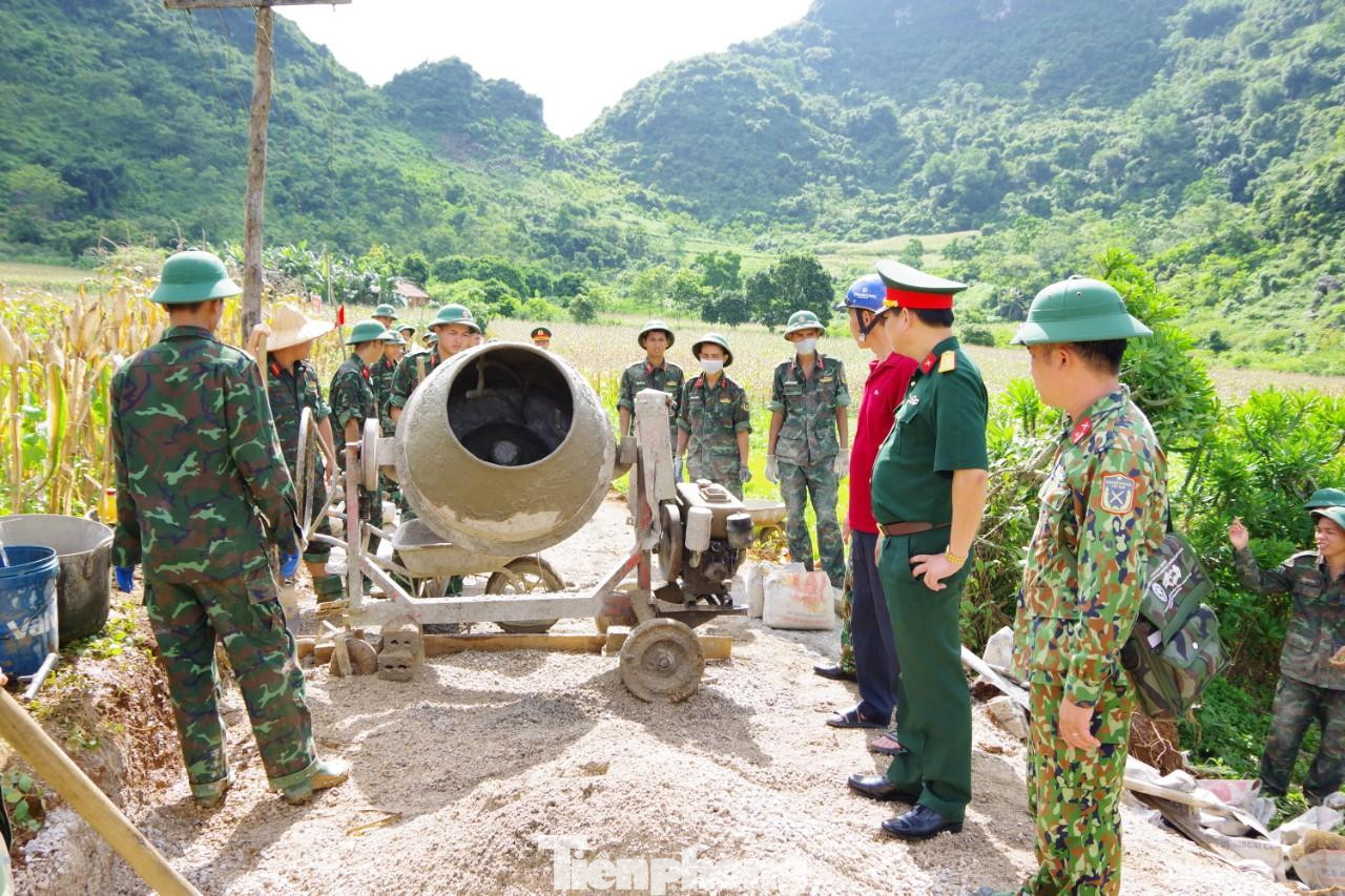 Lãnh đạo Phòng Chính trị Sư đoàn 3 và chỉ huy Trung đoàn 141 kiểm tra, động viên ĐVTN Trung đoàn làm công tác dân vận tại huyện Chi Lăng, tháng 7/2022