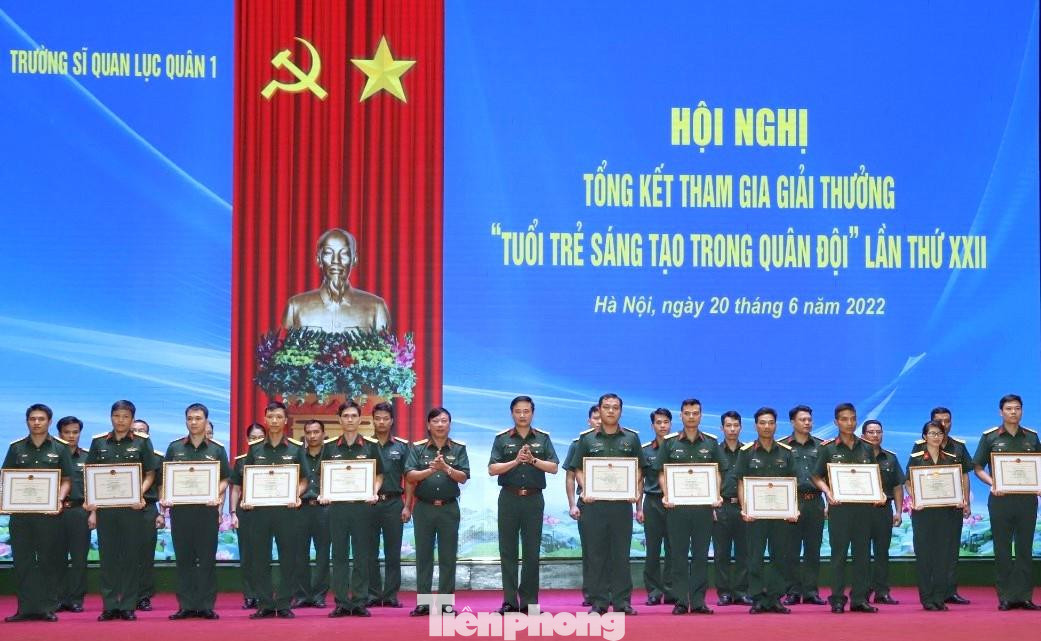 Lãnh đạo cơ quan Chính trị Trường Sĩ quan Lục quân 1 và lãnh đạo Ban Thanh niên Quân đội trao Chứng nhận cho các tác giả đoạt giải thưởng