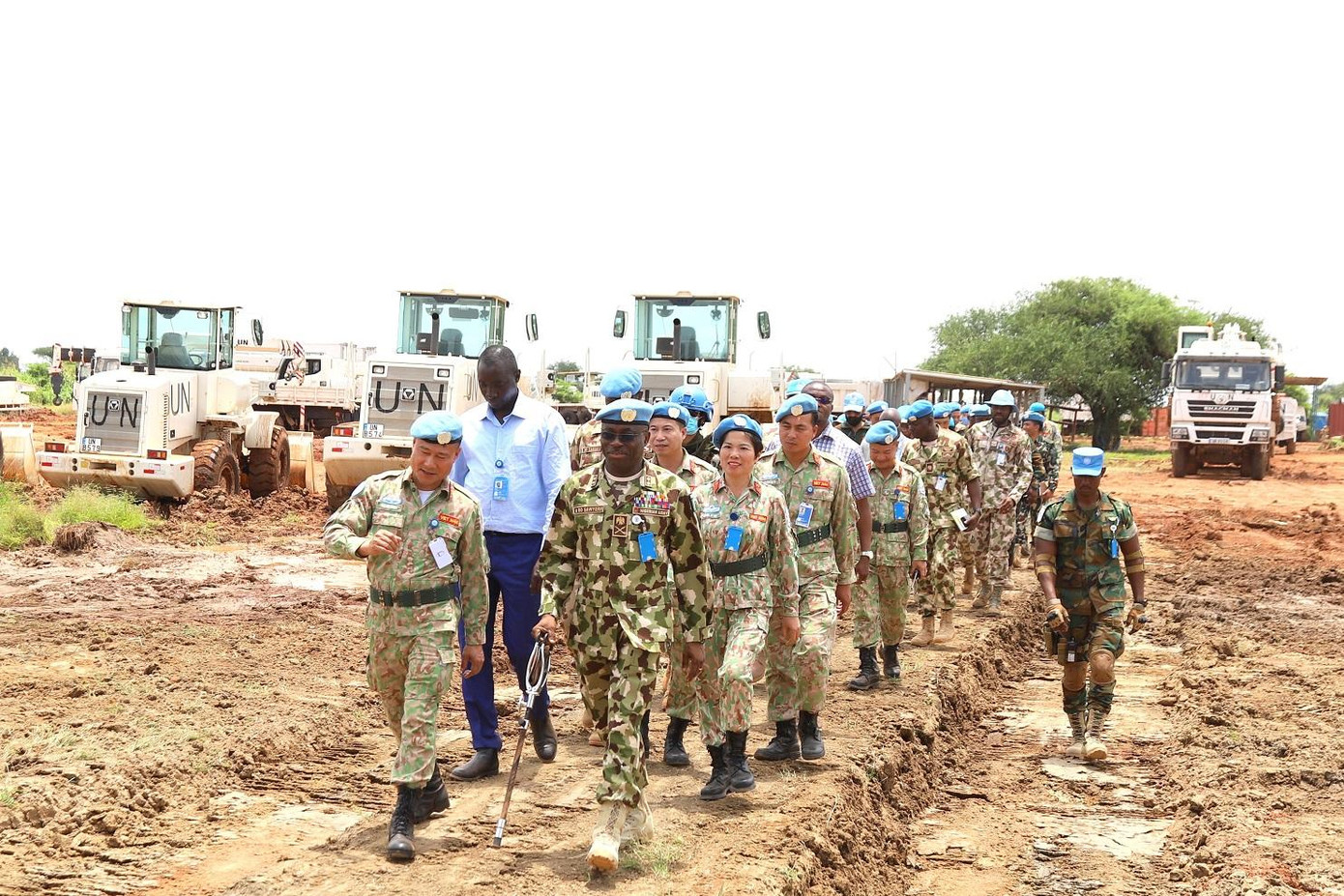 Thiếu tướng Benjamin Olufemi Sawyerr và đoàn cán bộ cấp cao Phái bộ UNISFA tới kiểm tra năng lực của Đội Công binh số 1 Việt Nam